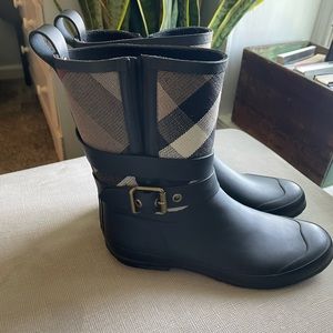 Authentic Burberry rain boots in great condition sz 38 asking $325 obo